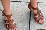 Die braunen Stilettos aus Leder mit XL-Schnallen gehören der 27-jährigen Studentin Sandra aus Hamburg. Die Schuhe im Römer-Look sind von Görtz und ein absolutes Must-Have im Sommer!