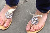 Johanna, 20, lief mit diesen tollen Sandalen die Straße entlang. Die aufgesetzten Strassbroschen und die kleinen Schleifen machen die Schuhe von Zara zu einem Sommer-Must-Have.