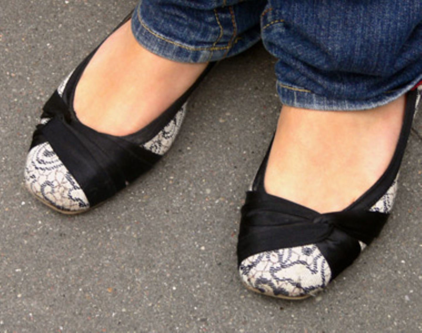 Diese süßen, schwarz-weißen Ballerinas im Spitzen-Look gehören Elena, 24, einer Restaurantfachfrau aus Russland. Ihre schönen Schuhe hat sie von Bianco.