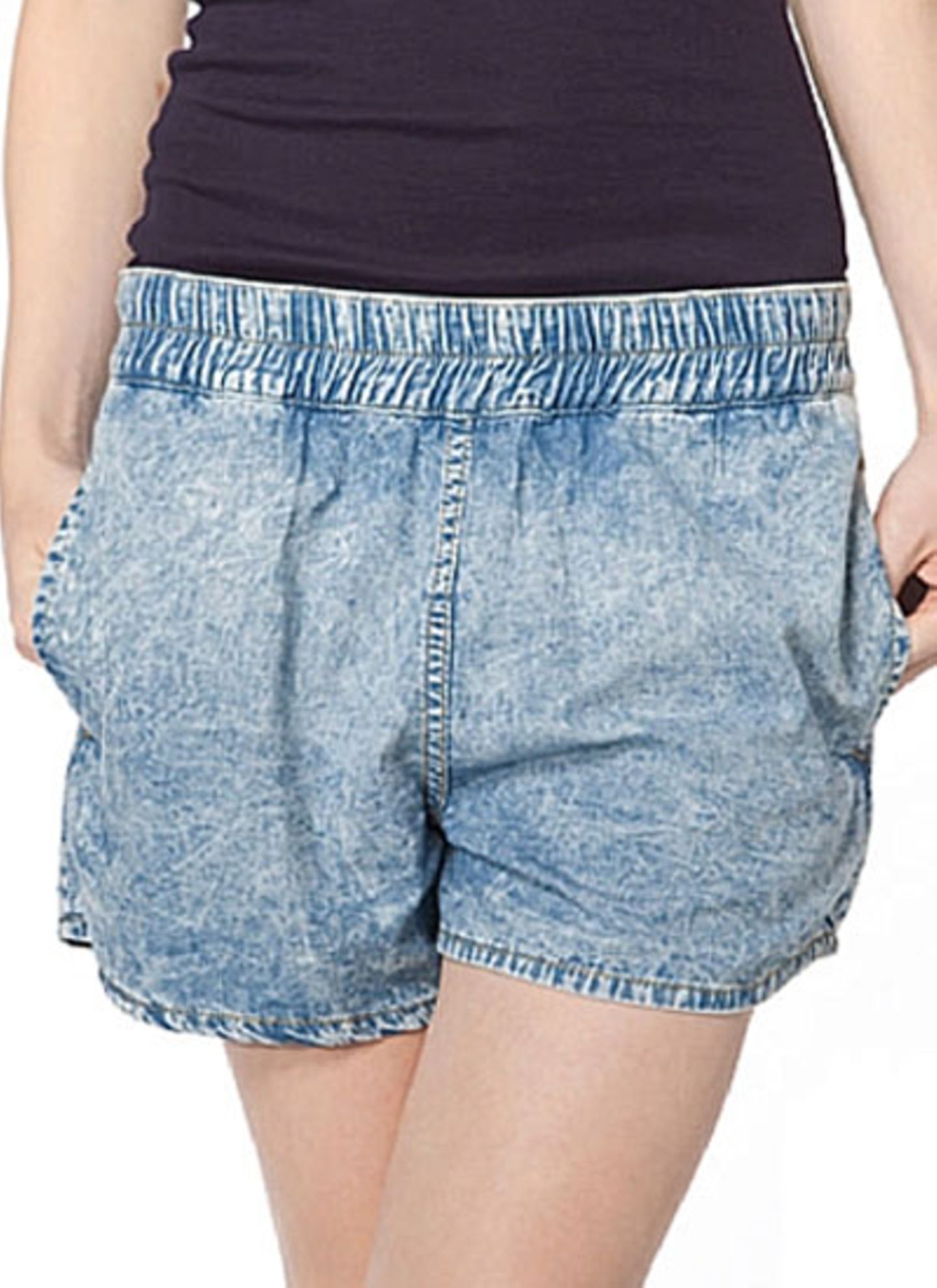 Die Jeans-Shorts mit Gummibund von Tiger of Sweden gibt es im Frontlineshop, um 70 Euro.