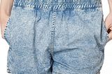 Die Jeans-Shorts mit Gummibund von Tiger of Sweden gibt es im Frontlineshop, um 70 Euro.