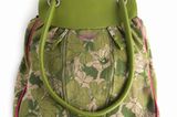 Grüne Stofftasche mit langen Henkeln und praktischen Reißverschlüssen vorn. Von Skunkfunk, um 51 Euro.
