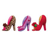 Damit's nicht die echten sind, die zerkaut werden: Schuh-Spielzeug von Pinja Fashion, je um 12 Euro.