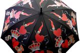 Regenschirm mit Krone, Herz und Teddybär von Moschino, ca. 76 Euro. Zu Bestellen über www.regenschirme.de