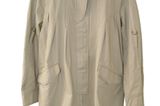 Parka in hellem Beige mit raffinierten Details, kleinem Stehkragen und Bündchen im Saum. Von Herrlicher, um 109,95 Euro.