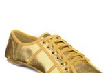 Goldene Sneakers mit gelben Schnürsenkeln von Buffalo, um 40 Euro. Über  www.buffaloshop.de.