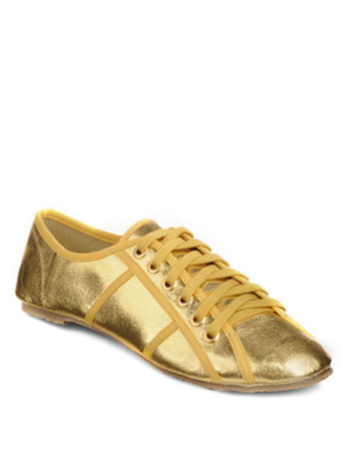 Goldene Sneakers mit gelben Schnürsenkeln von Buffalo, um 40 Euro. Über  www.buffaloshop.de.