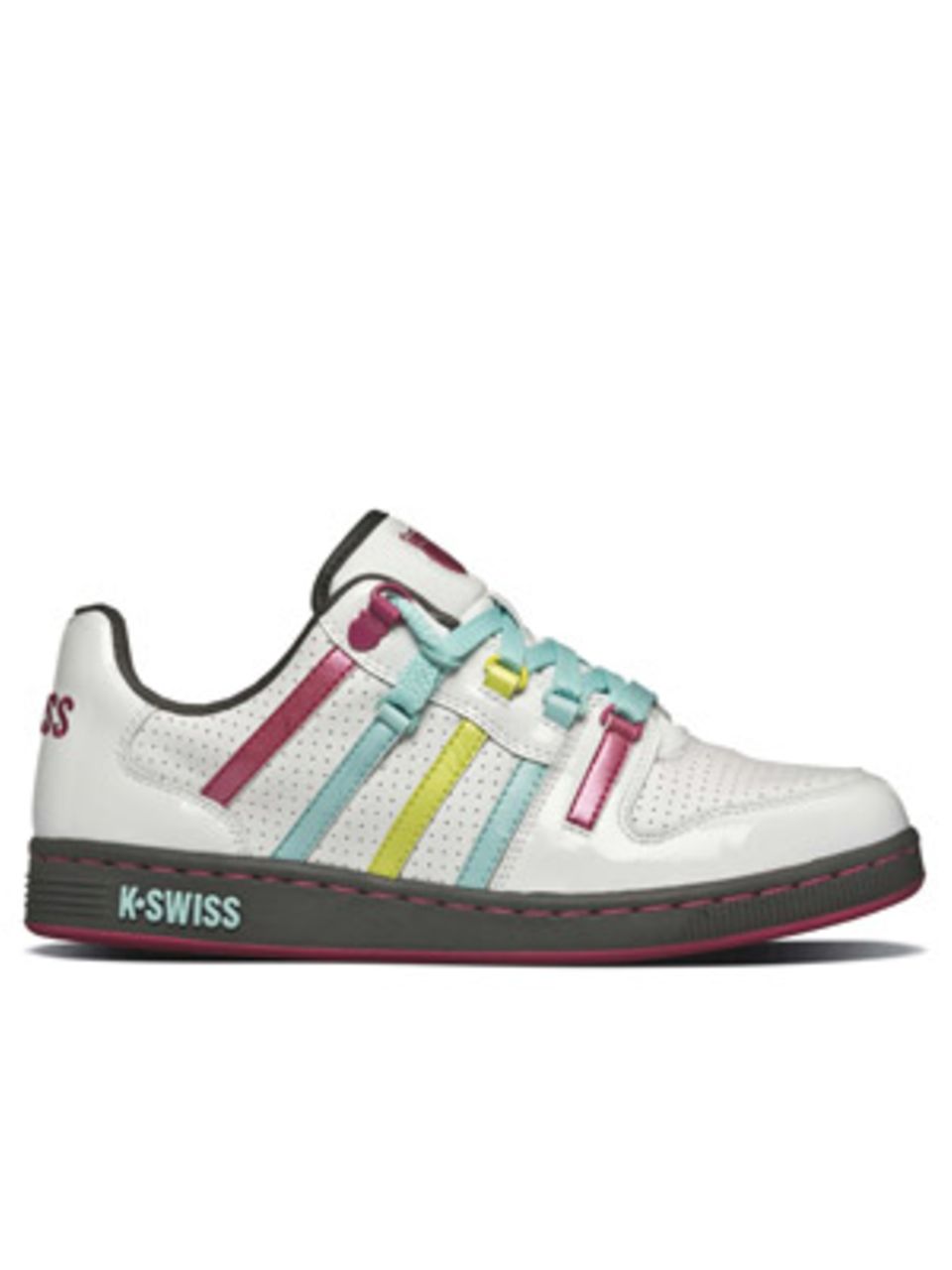 Weißer Schuh mit Schnürsenkeln in Bonbonfarben von K SWISS, um 90 Euro.