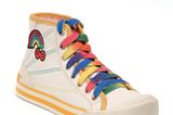 Knöchelhoher Sneaker mit Schnürsenkeln und Stickerei in Regenbogenfarben von Rocket Dog, um 45 Euro.