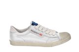 Weiße Sneakers im Used-Look mit blauer Lasche von DIESEL, um 85 Euro.