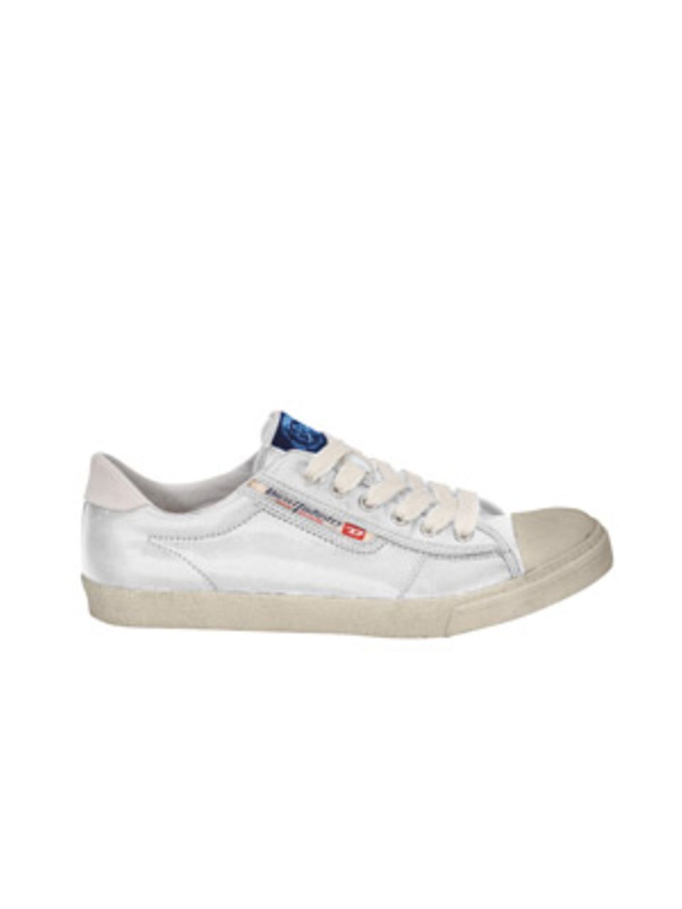 Weiße Sneakers im Used-Look mit blauer Lasche von DIESEL, um 85 Euro.