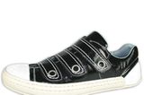 Schwarzer Sneaker im Metallic-Look ohne Schnürsenkel mit weißer Sohle von FLY London, um 130 Euro.