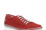 Rote Sneakers im angesagten Maritim-Look von Fred Perry, um 39 Euro. Über www.asos.com.