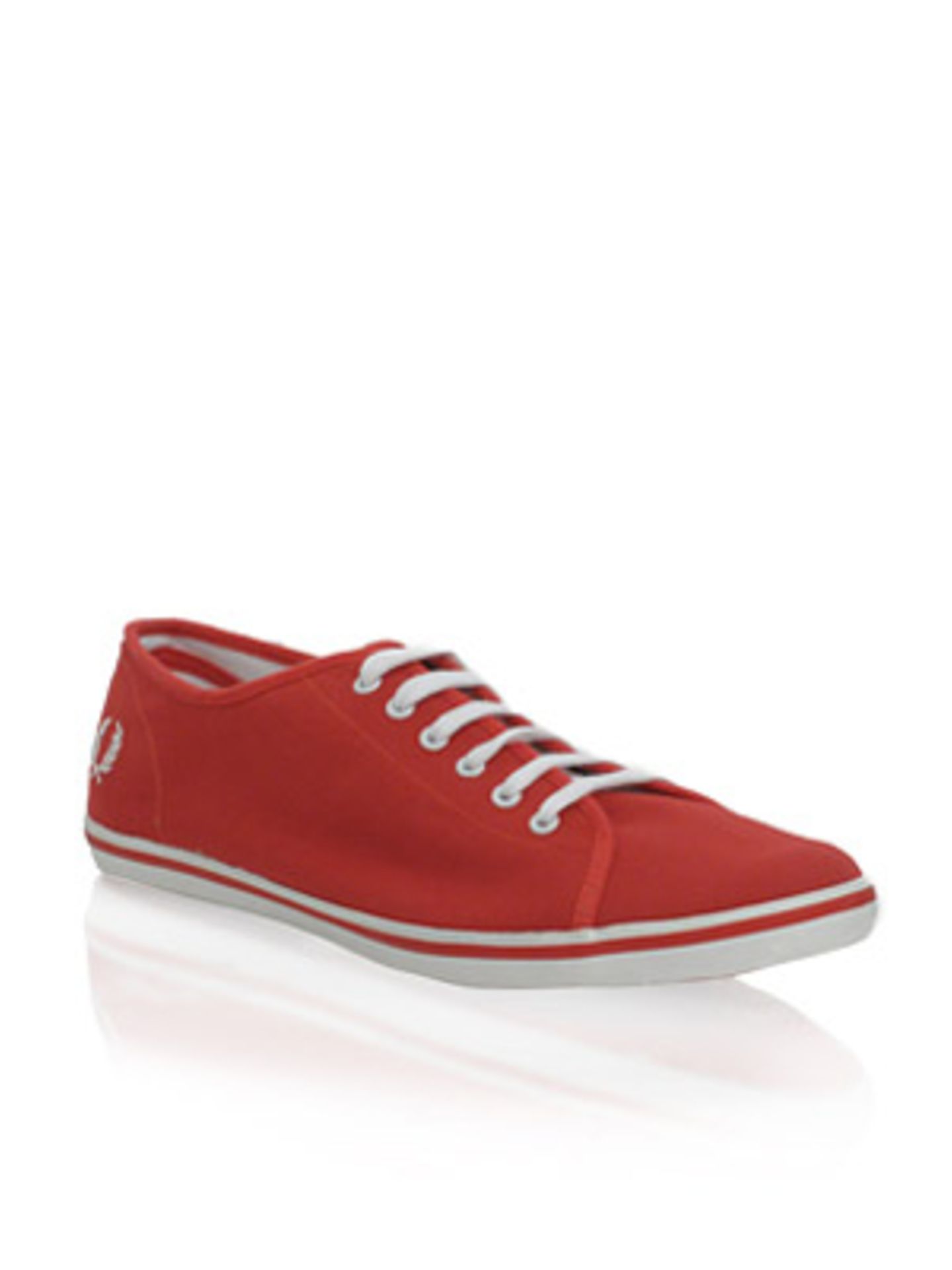 Rote Sneakers im angesagten Maritim-Look von Fred Perry, um 39 Euro. Über www.asos.com.