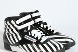 Basketball-Schuhe im stylischem Schwarz-/Weiß-Look von Reebok, um 55 Euro. Über  www.urbanoutfitters.co.uk.