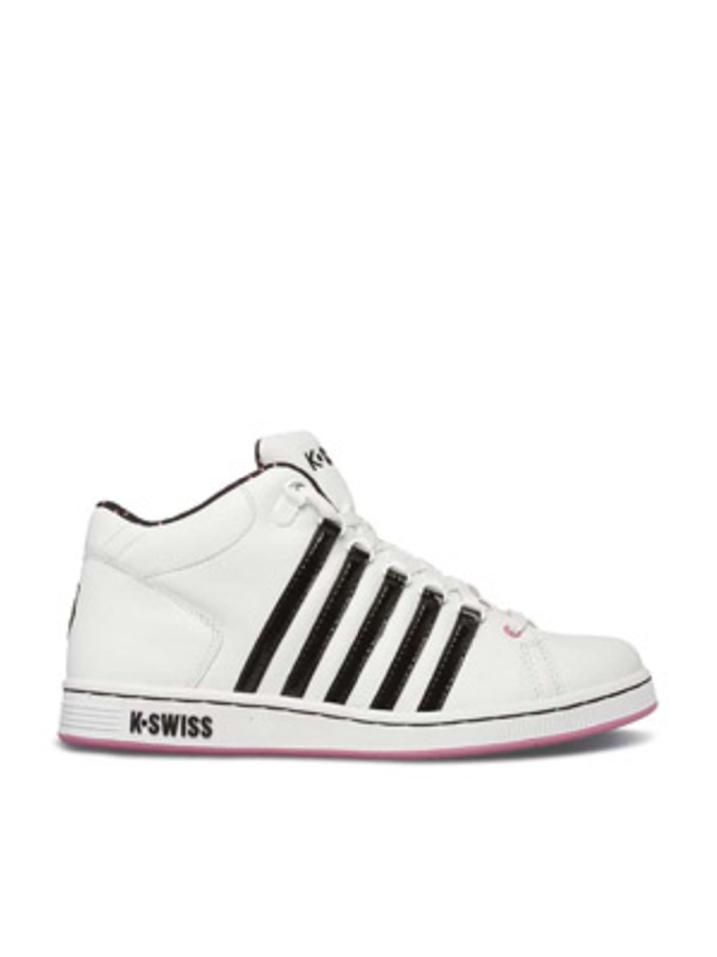 Halbhoher Sneaker in Weiß mit schwarzen Ziernähten von K SWISS, um 90 Euro.