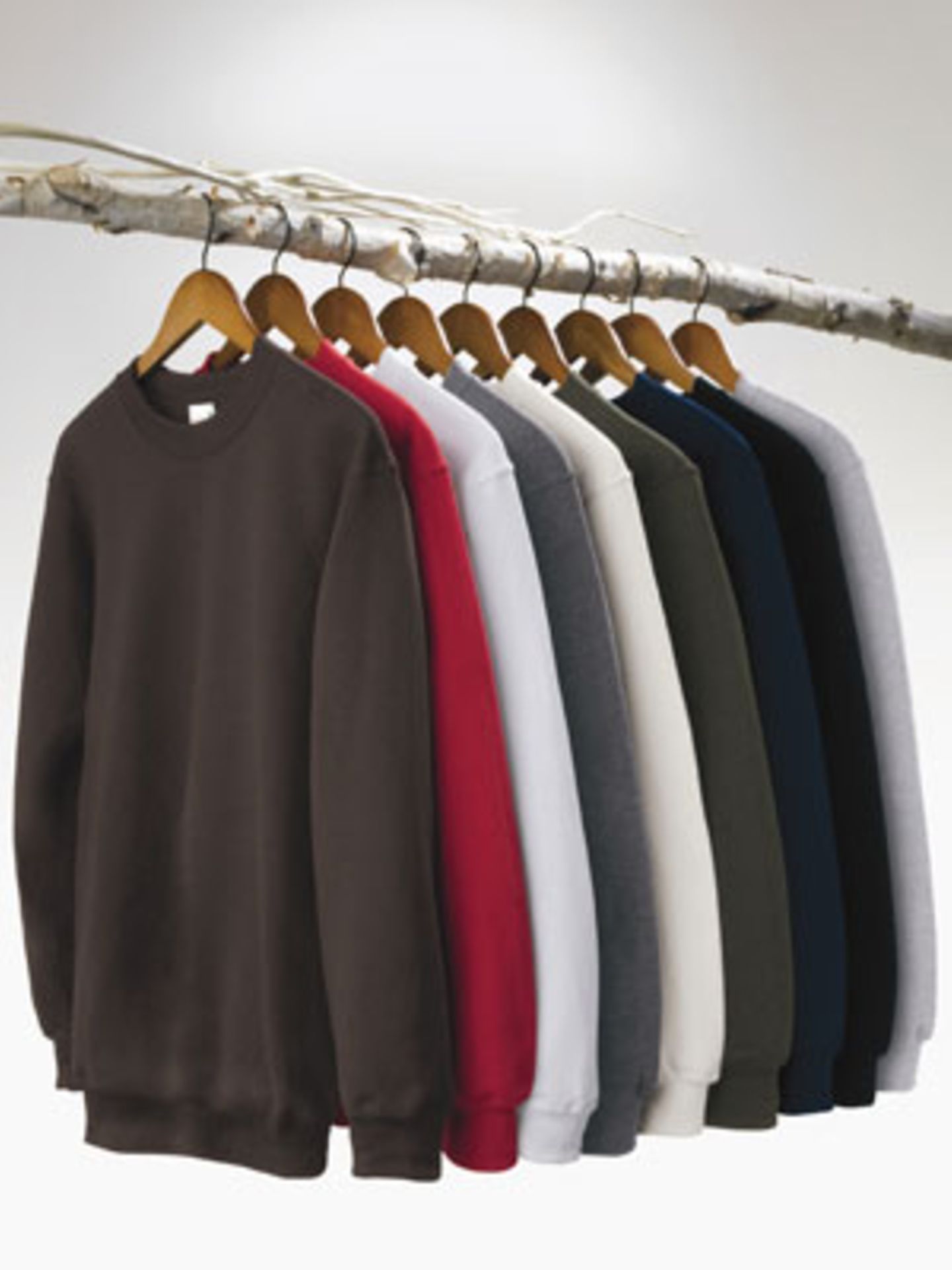 Die unisex Sweatshirts von Anvil bestehen aus 55% zertifiziert organischer Baumwolle und 45% recycled Polyester (aus PET Flaschen), um 30 Euro