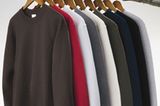 Die unisex Sweatshirts von Anvil bestehen aus 55% zertifiziert organischer Baumwolle und 45% recycled Polyester (aus PET Flaschen), um 30 Euro