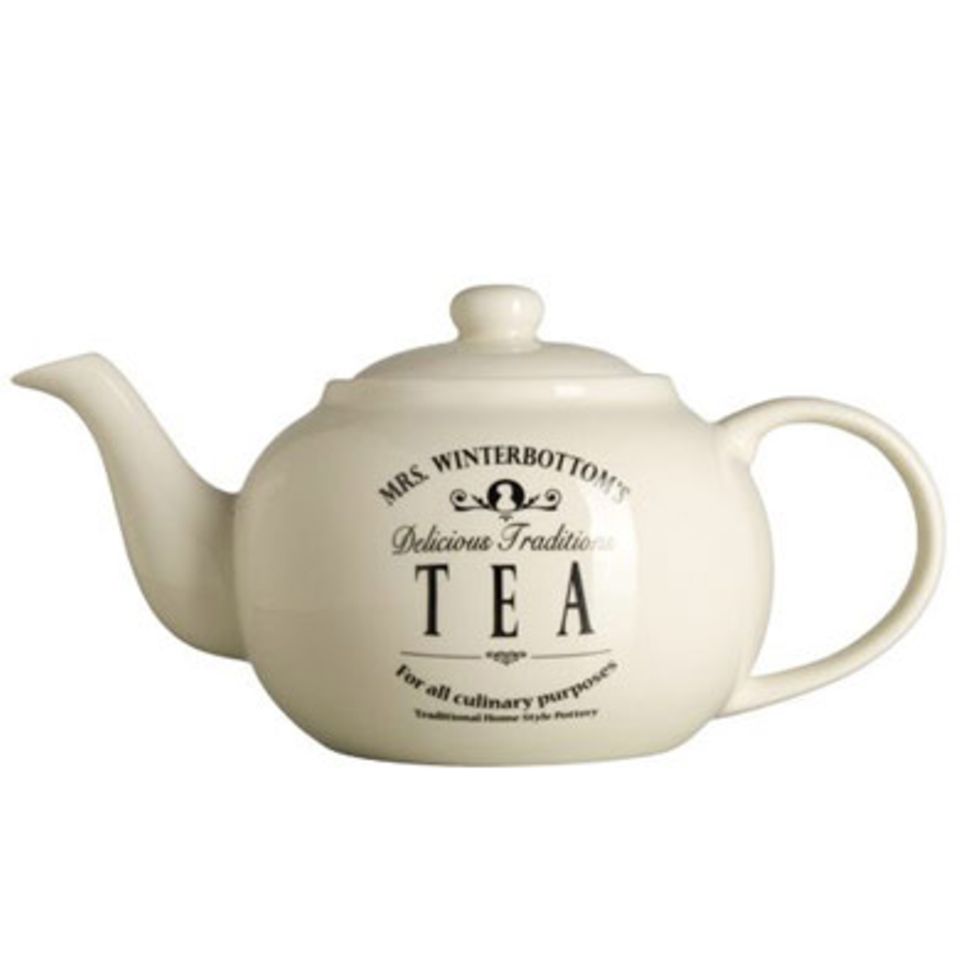 Tea-Time Wenn die englischen Ladies pünktlich um 17 Uhr zur Teatime laden, dann darf sie nicht fehlen: MRS. WINTERBOTTOM'S Teekanne. Die Kanne fasst einen Liter und ist für 14,90 Euro zzgl. Versandkosten unter >> www.butlers-online.de zu erwerben.