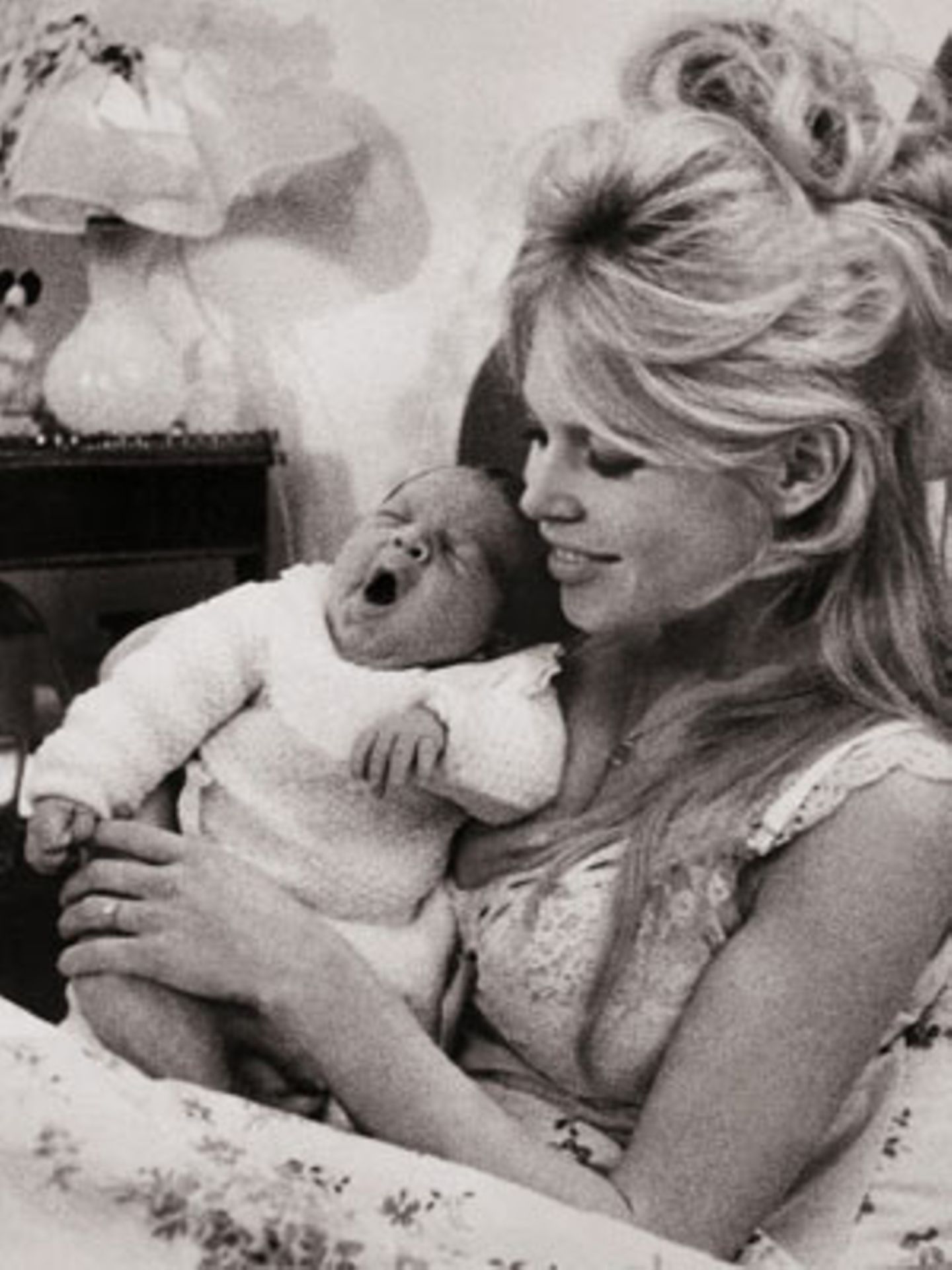 Ihr erstes und einziges Kind, Nicolas-Jacques Charrier, kam am 11. Januar 1960 auf die Welt – eine Erfahrung, an der Brigitte Bardot zunächst keinen Gefallen fand. "Ich bin keine Mutter, und ich werde auch nie eine sein", sagte sie. Auf dem Foto: Brigitte Bardot mit ihrem zwei Tage alten Sohn im Januar 1960.