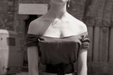 In ihrem ersten englischen Film, "Ein Akt der Liebe" (1953), in dem Kirk Douglas die Hauptrolle spielte, trat BB in einer kleinen Nebenrolle als Pariser Dienstmädchen auf. Die Rolle war so klein, dass sich ihre Mutter den Film angeblich zweimal ansehen musste, weil sie ihre Tochter beim ersten Mal nicht entdeckt hatte.