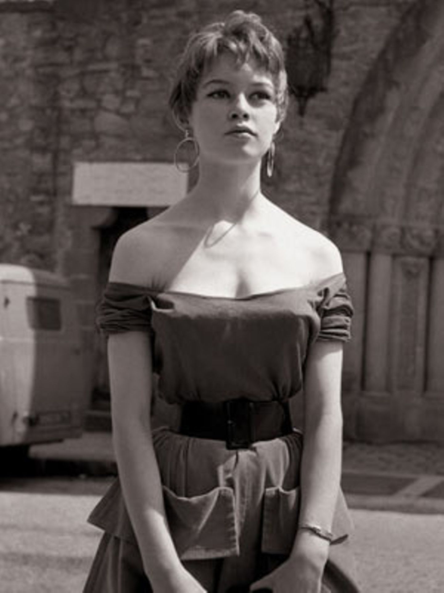 In ihrem ersten englischen Film, "Ein Akt der Liebe" (1953), in dem Kirk Douglas die Hauptrolle spielte, trat BB in einer kleinen Nebenrolle als Pariser Dienstmädchen auf. Die Rolle war so klein, dass sich ihre Mutter den Film angeblich zweimal ansehen musste, weil sie ihre Tochter beim ersten Mal nicht entdeckt hatte.