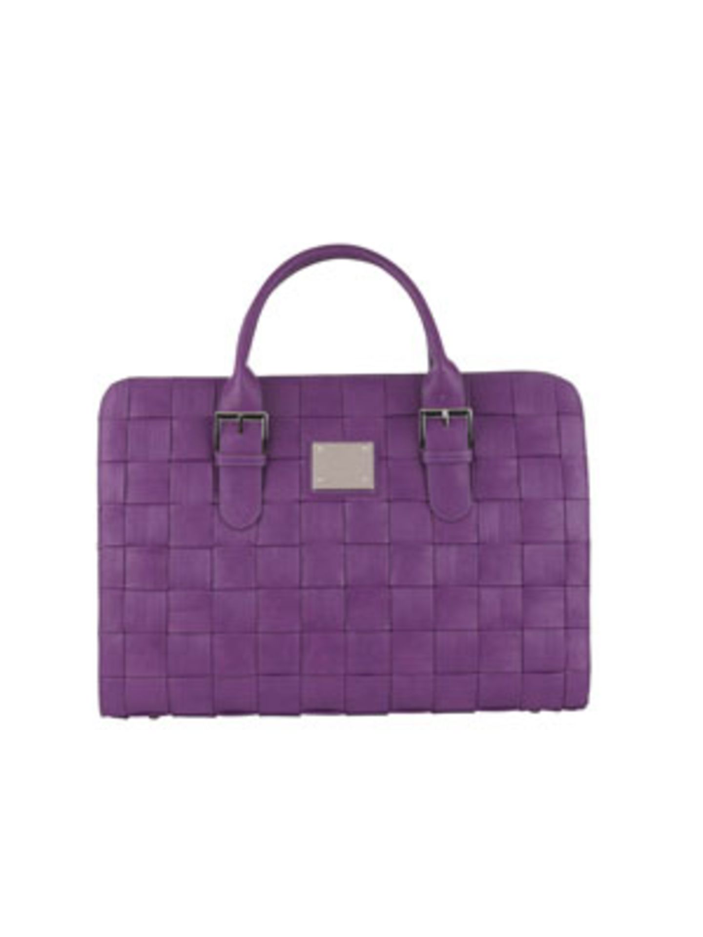 Auf den ersten Blick sieht diese violettfarbene Tasche in Flechtoptik gar nicht aus, als könne sie ein Notebook beherbergen. Ein zweiter Blick lohnt sich! Von Fiorelli, um 95 Euro.