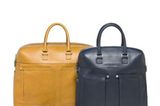 Elegant, funktional und todschick kommen diese beiden Modelle von PIQUADRO daher. Um 250 Euro (gelbe Tasche) und 310 Euro (dunkelblaues Modell).