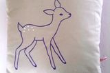 Gut gebettet    Und noch mal Bambi: Die Rückseite des Kissens besteht aus einem schönen lila Stoff. Maße: 32 x 32 cm.      Preis: ca. 30 Euro, über  www.geschenkefuerfreunde.de
