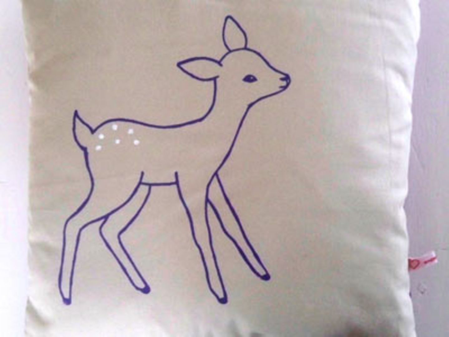 Gut gebettet    Und noch mal Bambi: Die Rückseite des Kissens besteht aus einem schönen lila Stoff. Maße: 32 x 32 cm.      Preis: ca. 30 Euro, über  www.geschenkefuerfreunde.de