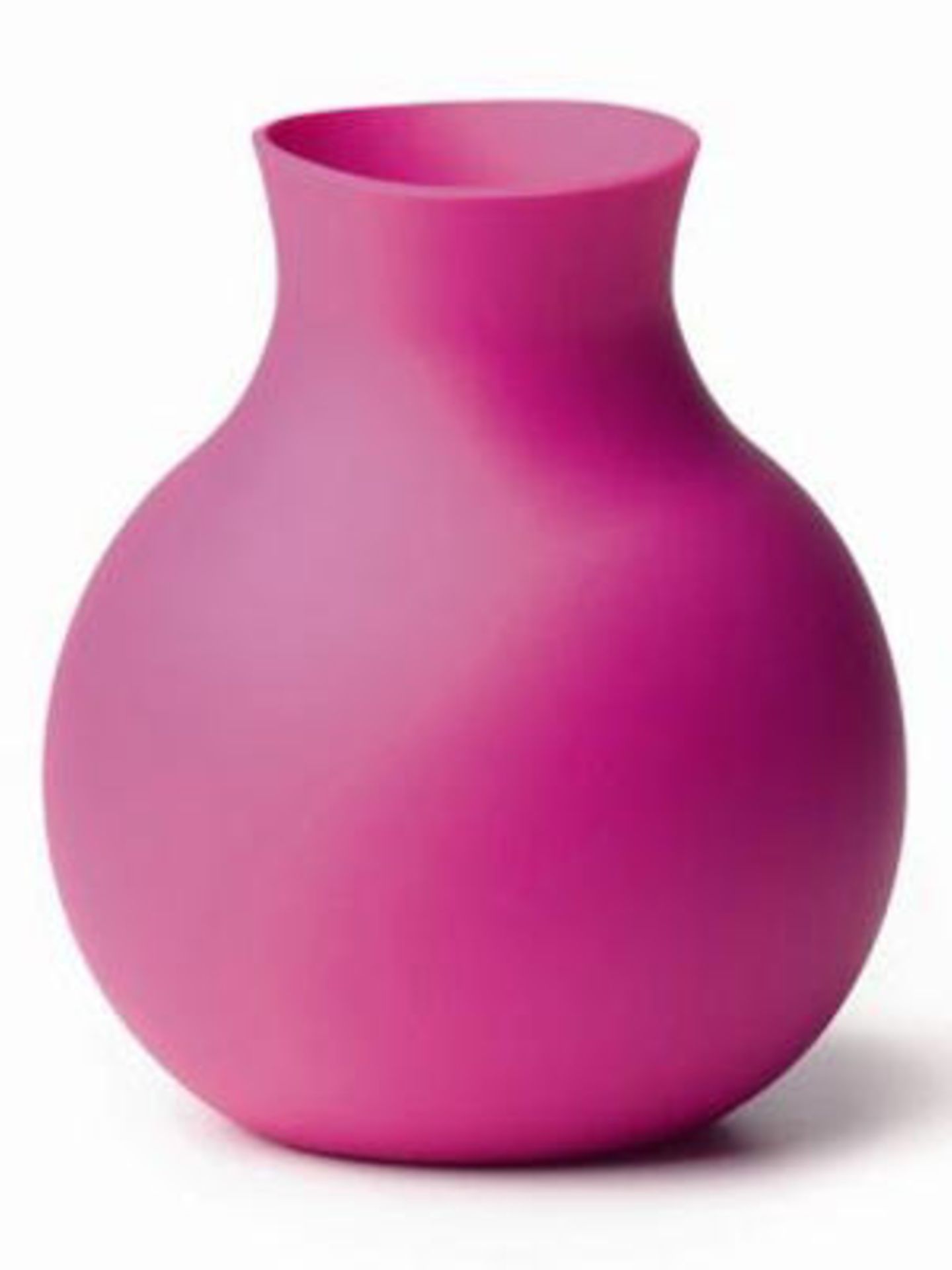 Gib Gummi! Das nennen wir flexibel: Dank des Gummimaterials kann diese Vase ganz leicht ihren Look verändern. Mit hoch geklapptem Hals kommen langstielige Blumen bestens zur Geltung, während die nach innen geschobene Öffnung perfekt für kurze, gebundene Blumen ist. Preis: ca. 30 Euro, über www.design3000.de