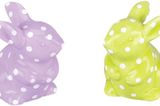Tisch-Haserl    Die süßen, weiß-gepunkteten Keramik-Hasen sind erhältlich in lila, grün und gelb und ca. 6 cm hoch.     Preis: ca. 3,50 Euro (im 3er-Set: ca. 10 Euro), über  www.bertine.de