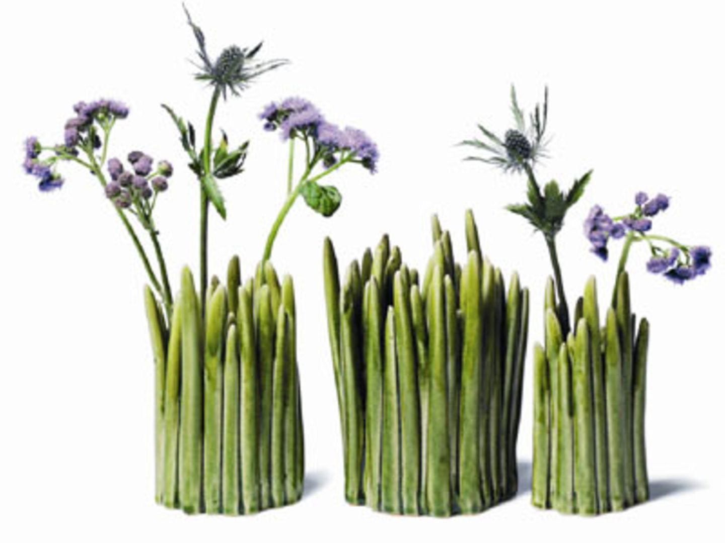Gras-Vase    Na, wenn das nicht ruckzuck den Frühling in eure Wohnung zaubert, wissen wir auch nicht weiter! Die süßen Vasen mit Gras-Optik sind aus Ton und handgefertigt.     Preis: ab 35 Euro, über  www.normann-copenhagen.com