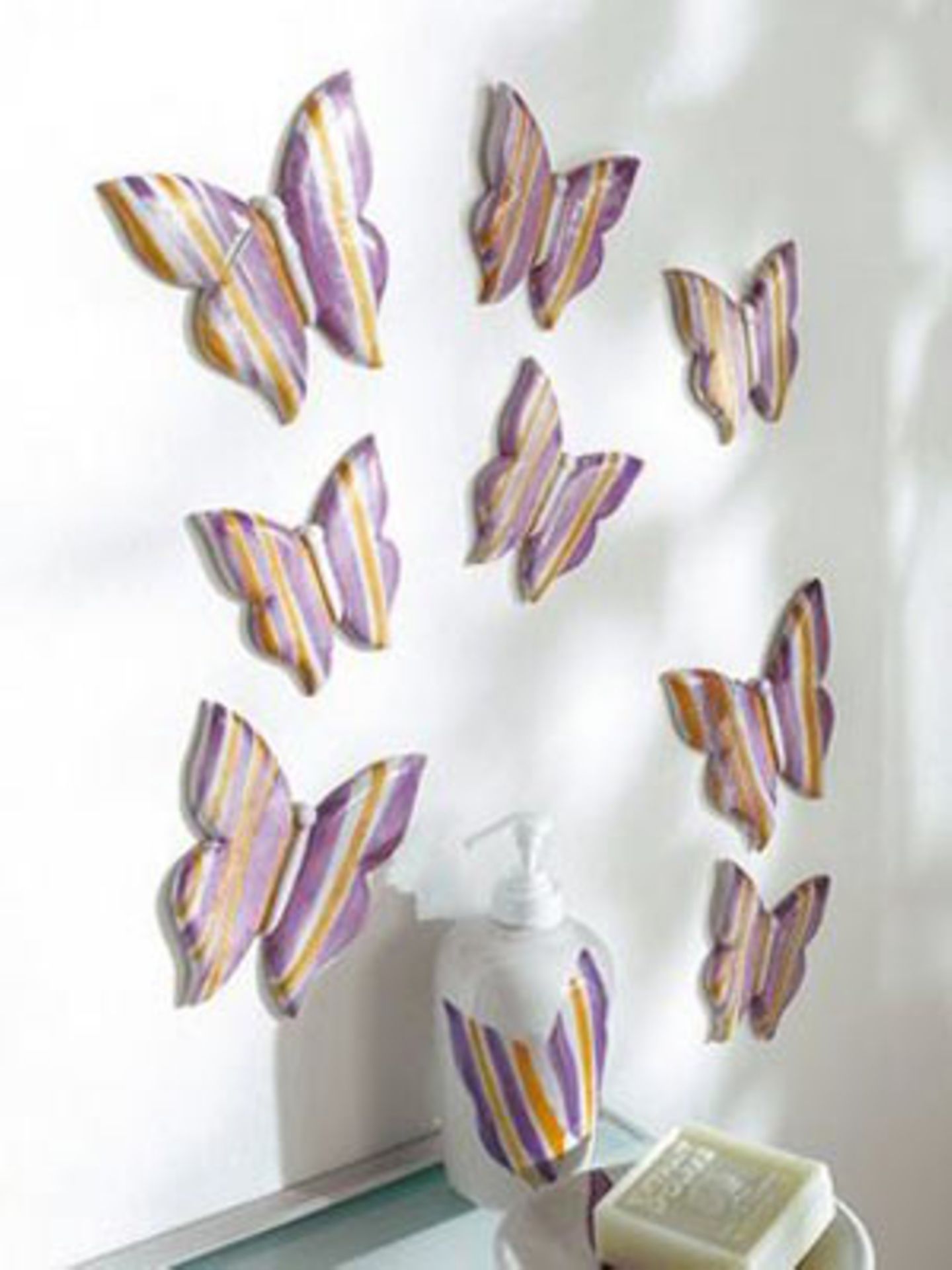 Butterfly-Effect    Hau den Frühling an die Wand! 3er Set, bestehend aus handbemalten Keramik-Schmetterlingen mit Klebestreifen auf der Rückseite.     Preis: ca. 25 Euro, über  www.otto.de