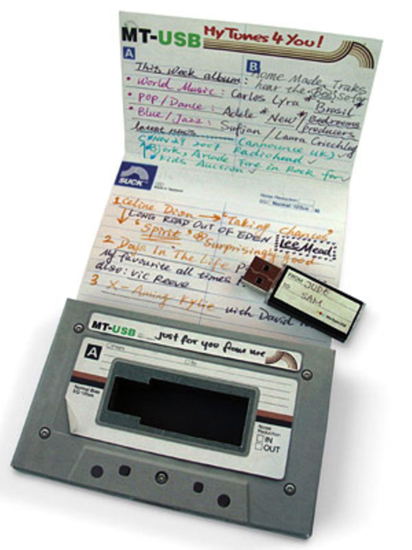 Moderne Technik in Nostalgie-Verpackung. Das Kassettentape verbirgt in seinem Inneren einen USB-Stick, auf den du dir jede Menge deiner Lieblingslieder ziehen kannst. Um 34 Euro bei Geschenke für Freunde.