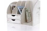 Der schöne, weiße Postorganizer im Antik-Look bietet vier Fächer für Papierkram und zwei Schubfächer für Krimskrams. Um 70 Euro bei Impressionen.
