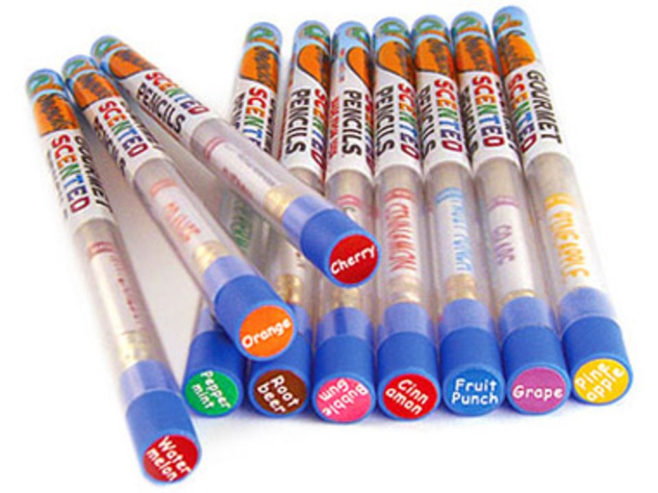 Kirsche, Schokolade, Limonade, Orange oder Pampelmuse. Mit diesen parfümierten Stiften habt ihr immer einen frischen Duft zur Hand. Um 13 Euro bei Fred Flare.