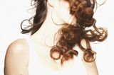 Haare luftrocknen lassen Haare im Sommer lufttrocknen lassen oder Fön auf Kaltluft stellen. Das ist gesund fürs Haar und heizt nicht ein.