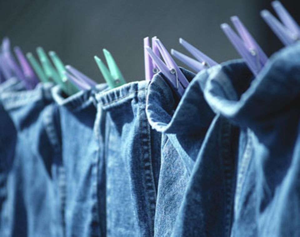 Wäsche aufhängen So kühlt die Raumtemperatur ab: Wäsche einfach im Zimmer aufhängen oder ein nasses Handtuch über der Stuhllehne trocknen lassen. Die Luft bleibt so angenehm feucht.