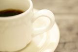 Kein Koffein Kaffee und Schwarztee regen den Stoffwechsel an. Dadurch kommt ihr nur noch mehr ins Schwitzen. Auch Eiskaffe bringt nur vorübergehend einen kurzen Energieschub. Nach dem Trinken sackt der Kreislauf noch stärker ab.