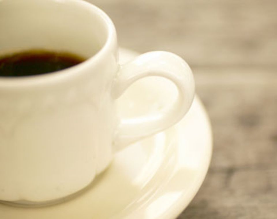 Kein Koffein Kaffee und Schwarztee regen den Stoffwechsel an. Dadurch kommt ihr nur noch mehr ins Schwitzen. Auch Eiskaffe bringt nur vorübergehend einen kurzen Energieschub. Nach dem Trinken sackt der Kreislauf noch stärker ab.