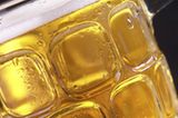 Kein Alkohol    Das Feierabend-Bierchen bleibt bei hohen Temperaturen lieber im Kühlschrank. Alkohol belastet unseren Kreislauf bei Hitze, die Nieren werden angeregt, wodurch wir noch mehr Flüssigkeit und Mineralstoffe verlieren.