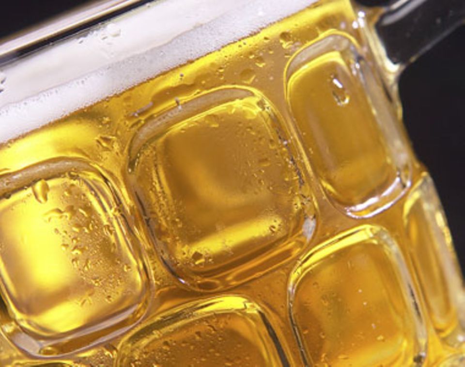 Kein Alkohol Das Feierabend-Bierchen bleibt bei hohen Temperaturen lieber im Kühlschrank. Alkohol belastet unseren Kreislauf bei Hitze, die Nieren werden angeregt, wodurch wir noch mehr Flüssigkeit und Mineralstoffe verlieren.