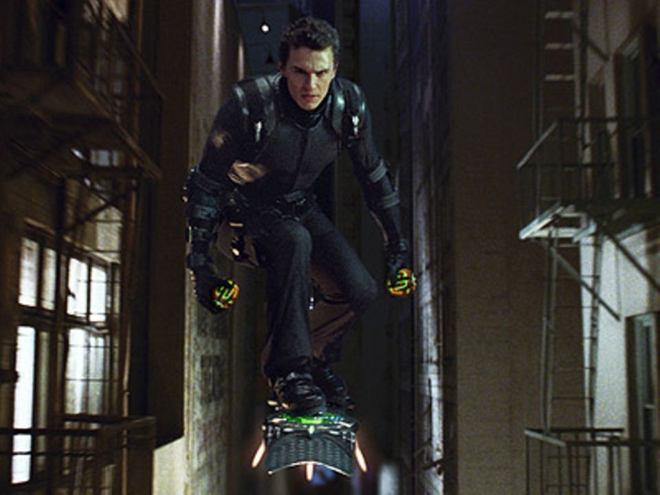 Auf einer Art fliegenden Skateboard und mit grünen Mini-Bomben bewaffnet macht Harry alias "Grüner Goblin" Jagd auf Peter alias Spider-Man
