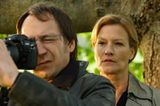 TV-Tipp "Entführt": Die Kidnapper Peter Münz (Thorsten Merten) und Marietta Lahn (Suzanne von Borsody) studieren über Wochen den Tagesablauf und die Gewohnheiten von Hannah. Sie planen detailliert ihre Entführung.