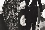 Stilikone Anna Piagi in einem Mantel von Paul Poiret mit einem Vintage-Händler, der auf dem Chelsea Antique Market Charleston-Kleider verkaufte, unter anderem von Designerin Elsa Schiaparelli.