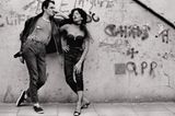 Künstler Eddie Cairns posiert mit der Londoner Drag-Queen Jasper im Jahr 1977 in Jeans, zerrissenem Shirt, Hosenträgern und, natürlich (!), Lederjacke.