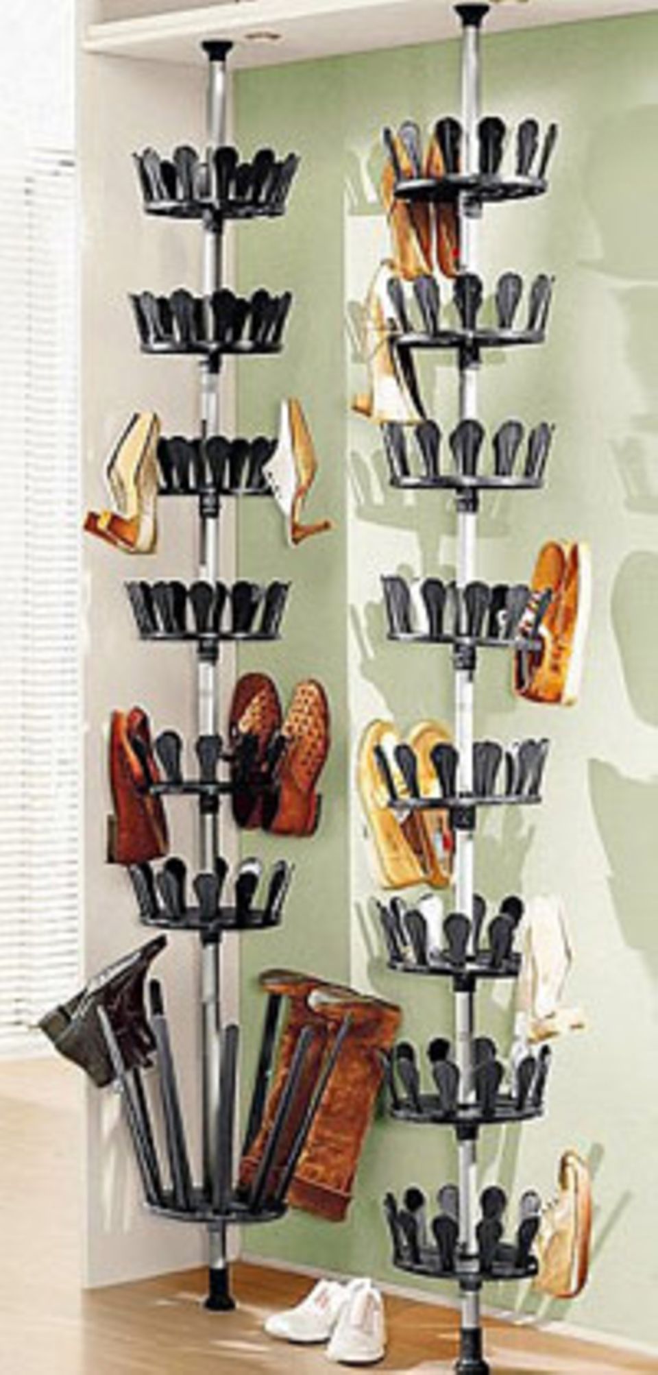 Schuh-Karusell Was gibt es in einer WG in allen Größen, Farben und Formen? Schuhe! Meistens stehen sie in einem wilden Durcheinander im Flur und vegetieren vor sich hin. Aber wie das Problem lösen, wenn es keinen Platz für einen Schuhschrank gibt? Ein kleines Platzwunder ist dieses Schuh-Rondell mit 8 Dreh-Elementen für 48 Paar Schuhe. Einfach zwischen Boden und Decke spannen, Schuhe drauf stecken, und schon ist aufgeräumt! Gestell aus Aluminium und Kunststoff. Teleskopstange von 240-280 cm. Für 49,90 Euro zzgl. Versandkosten unter >> www.heine.de