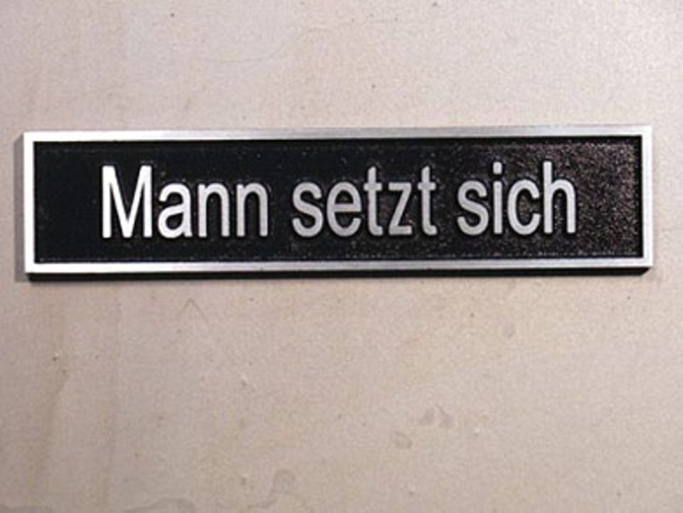 Mach Sitz! Männer sind manchmal etwas schwer von Begriff. Deshalb brauchen sie auch direkte Hinweise. Wie zum Beispiel dieses Schild, dass auf keiner WG-Toilette fehlen darf! Und wer es dann immer noch nicht verstanden hat, der fliegt raus! Maße (H/B/T): 4cm x 18,3cm x 0,8cm. Zu bestellen für 14,90 Euro zzgl. Versandkosten unter >> www.fair-kaeuflich.de