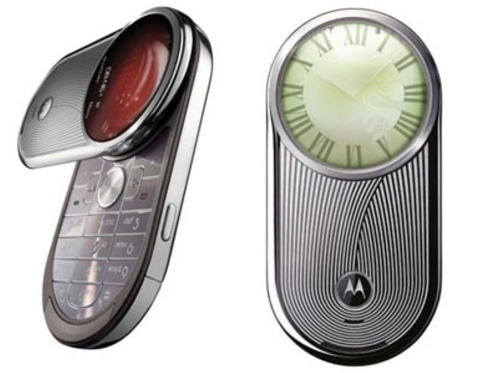 "Motorola Aura" Du stehst auf zeitlose Klassiker? Dann ist das Motorola Aura genau richtig für dich! Es sieht aus wie eine Luxusuhr und ist ein stylischer Begleiter in jeder Lebenslage. Passend zur Kleidung kannst du aus vier eleganten Ziffernblättern wählen, die dann auf dem weltweit ersten runden Display leuchten. Um 1.300 Euro ohne Vertrag.